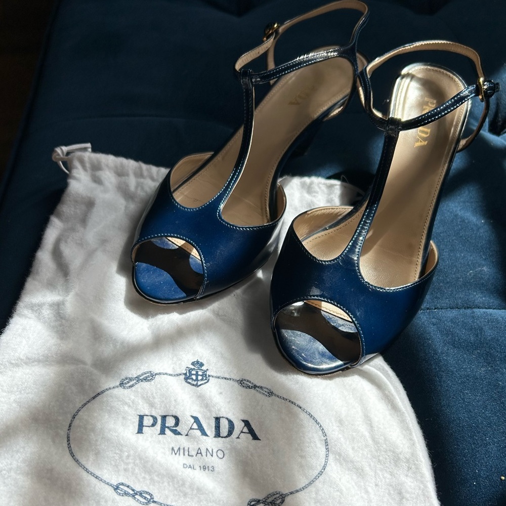 Vintage PRADA navy blue patent leather T strap sandals